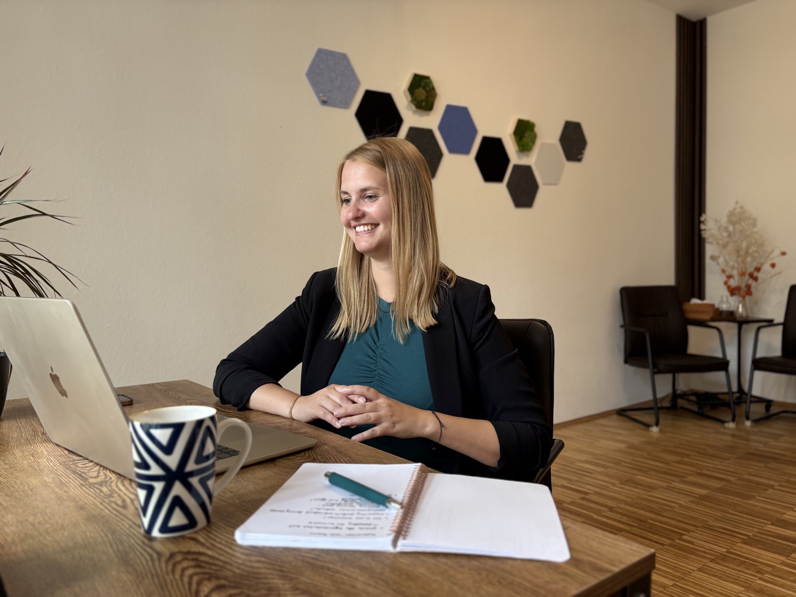 Franziska Frohberg schreibt am Arbeitsplatz mit Blick ins Grüne